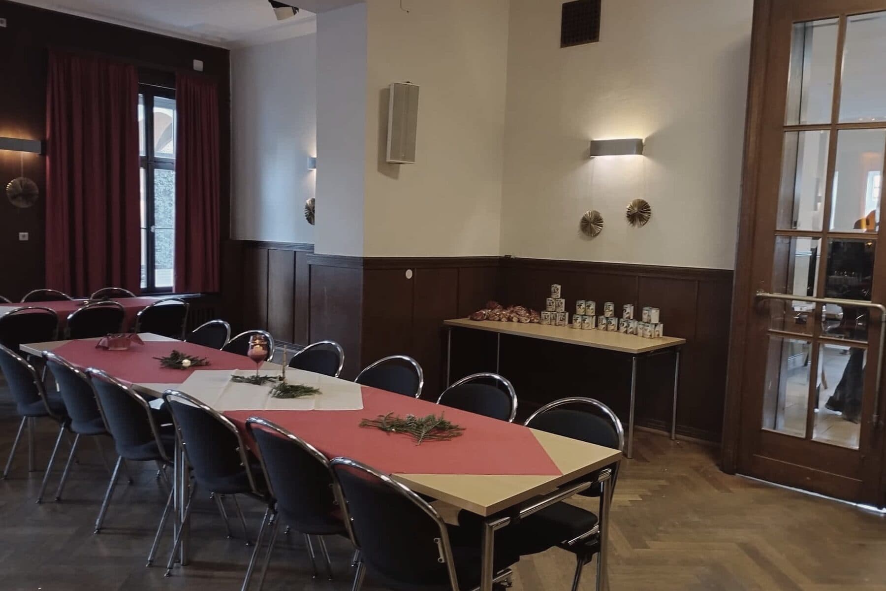 Gedeckte Tafel im Alten Casino bei Tageslicht