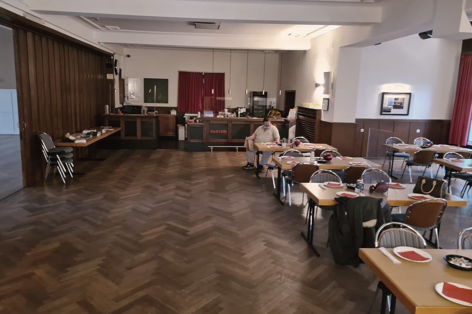 Der Saal des Alten Casinos mit der CASINO-Bar